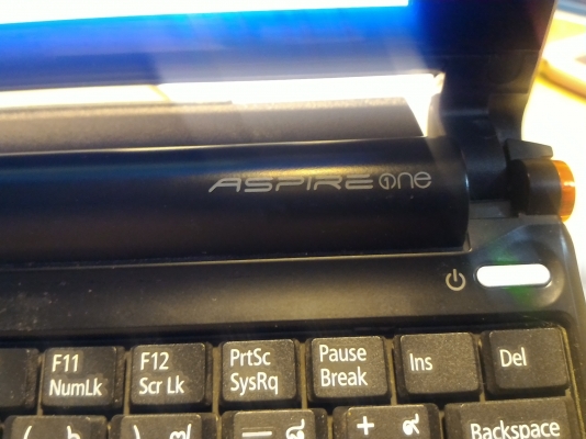 เนตบุ๊คคอมพิวเตอร์พกพา Acer Aspire One หน้าจอ 10.1 นิ้ว  CPU ของ Intel  Atom  แรม 1 GB.