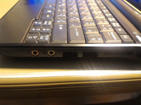 เนตบุ๊คคอมพิวเตอร์พกพา Acer Aspire One หน้าจอ 10.1 นิ้ว  CPU ของ Intel  Atom  แรม 1 GB.