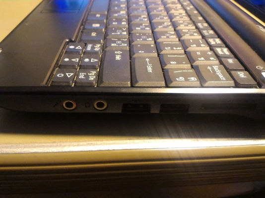 เนตบุ๊คคอมพิวเตอร์พกพา Acer Aspire One หน้าจอ 10.1 นิ้ว  CPU ของ Intel  Atom  แรม 1 GB.