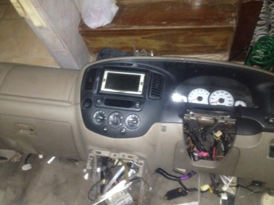 คอลโซลหน้า FORD ESCAPE พร้อมชุดสายไฟเก่าญี่ปุ่นเเท้สภาพดี