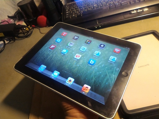 แท็บเล็ต  ipad 1  16G Wifi + 3G ใส่ซิมได้ มือสองสภาพดีมาก ติดฟิลม์ใส พร้อมสายชาร์ทหน้าจอระบบสัมผัสขนาด 9.7&rdquo;