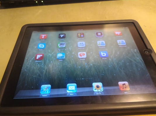 แท็บเล็ต  ipad 1  16G Wifi + 3G ใส่ซิมได้ มือสองสภาพดีมาก ติดฟิลม์ใส พร้อมสายชาร์ทหน้าจอระบบสัมผัสขนาด 9.7&rdquo;