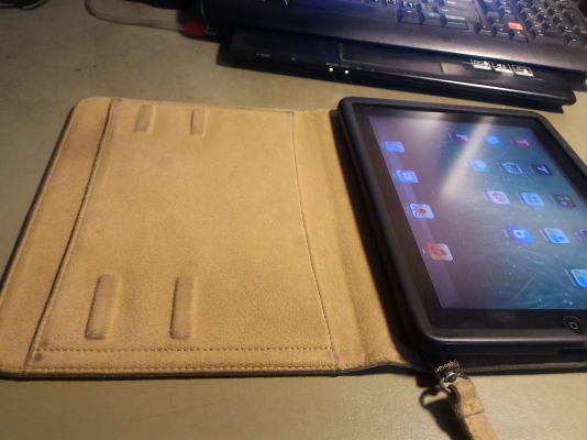 แท็บเล็ต  ipad 1  16G Wifi + 3G ใส่ซิมได้ มือสองสภาพดีมาก ติดฟิลม์ใส พร้อมสายชาร์ทหน้าจอระบบสัมผัสขนาด 9.7&rdquo;