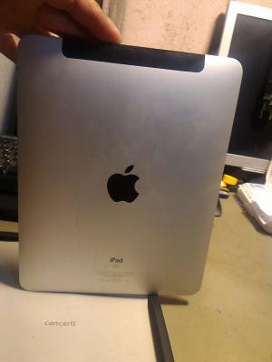 แท็บเล็ต  ipad 1  16G Wifi + 3G ใส่ซิมได้ มือสองสภาพดีมาก ติดฟิลม์ใส พร้อมสายชาร์ทหน้าจอระบบสัมผัสขนาด 9.7&rdquo;