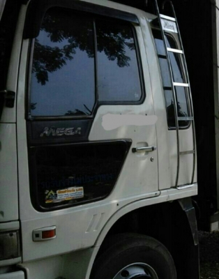 หกล้อ ฮีโน่ FD176 HO7D195แรง แอร์เย็นๆ ยาง8.25ช่วงยาว 6.20ม สภาพดีสวยพร้อมใช้งาน ทะเบียนพร้อมโอน