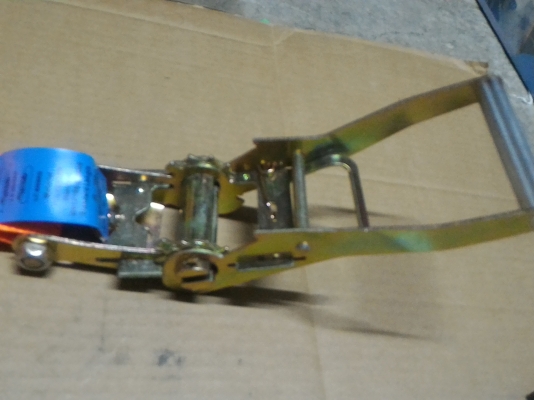 ชุดสายสำหรับช่วยรัดสิ่งของ ขนาด 2 นิ้ว ยาว 10 เมตร รับน้ำหนักได้ 2000 KG. ใช้ได้กับหลังรถกะบะเวลาบรรทุกสิ่งของ หรือใช้ได้อเนกประสงค์ สายรัดทำด้วยไนล่อนคุณภาพดี