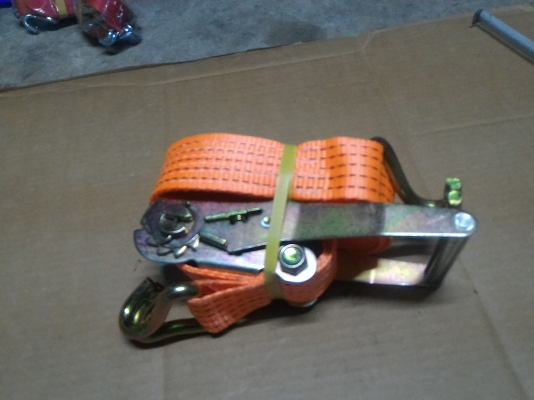 ชุดสายสำหรับช่วยรัดสิ่งของ ขนาด 2 นิ้ว ยาว 10 เมตร รับน้ำหนักได้ 2000 KG. ใช้ได้กับหลังรถกะบะเวลาบรรทุกสิ่งของ หรือใช้ได้อเนกประสงค์ สายรัดทำด้วยไนล่อนคุณภาพดี