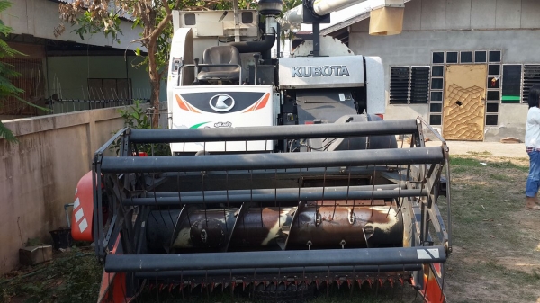 ขายรถเกี่ยวข้าว DC 70 g  ราคาสุดคุ้ม  เพียง  5ุ10,000 บาท   รถคอปูเลสตั้งแต่ออกห้าง  มือเดียว  ปี 55