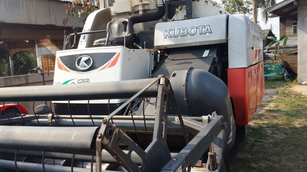 ขายรถเกี่ยวข้าว DC 70 g  ราคาสุดคุ้ม  เพียง  5ุ10,000 บาท   รถคอปูเลสตั้งแต่ออกห้าง  มือเดียว  ปี 55