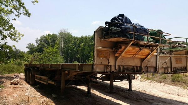 ขายหางพื้นเรียบสามมิตร 3 เพลาปี 2552 กับ ปี 2556 ราคา 380000 ขายหางพื้นเรียบสามมิตร 3 เพลาปี 2552 กับ ปี 2556 ราคา 380000