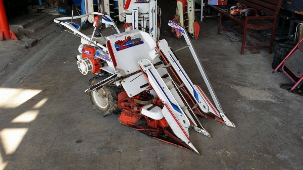 รถเกี่ยวข้าวเดินตามแบบมัดข้าวในตัว KUBOTA  รุ่น RA50D(2) เก่าญี่ปุ่น เกี่ยวมัด 2 แถว 2 ล้อ     เครื่งยนต์ขนาด 5.2 แรง  ใช้งานง่าย