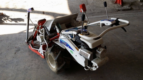 รถเกี่ยวข้าวเดินตามแบบมัดข้าวในตัว KUBOTA  รุ่น RA50D(2) เก่าญี่ปุ่น เกี่ยวมัด 2 แถว 2 ล้อ     เครื่งยนต์ขนาด 5.2 แรง  ใช้งานง่าย