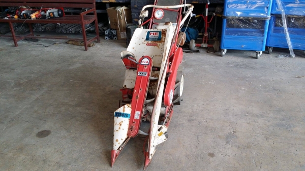 รถเกี่ยวข้าวเดินตามแบบมัดข้าวในตัว KUBOTA  รุ่น  HE306A เก่าญี่ปุ่น เกี่ยวมัด 1 แถว 2 ล้อ