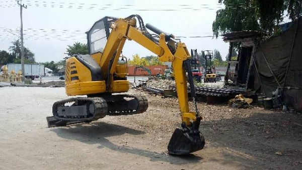 ขายแม็คโครขุดดิน KOMATSU..PC28UU-2  รุ่น 3D84 แรงดี พร้อมใช้งาน