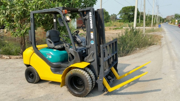 ขายด่วนรถยกKOMATSU FG25-17ยก2.5ตันเสาสูง3เมตรงากะดกได้ยางหน้าคู้รถนอกเพิ่งนำเข้ามายังไม่เคยใช้งานในเมืองไทยเลย