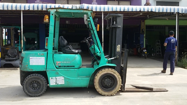 ขายรถ MITSUBISHI ขนาด 3 ตัน  น้ำมันดีเซล  เกียร์ ออโต้ รับประกัน3 เดือน