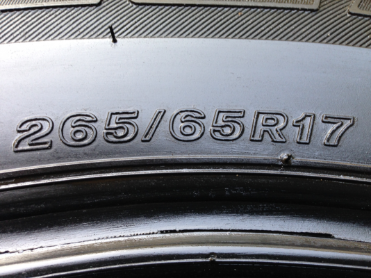 ยาง Bridgestone 265 65 17 ปลายปี14 ดอกเยอะ ไม่มีปะ ราคาไม่แพง ยาง Bridgestone 265 65 17 ปลายปี14 ดอกเยอะ ไม่มีปะ ราคาไม่แพง