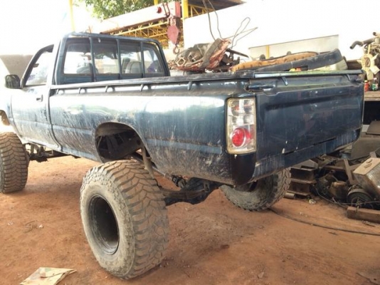 ขายค่ะ  รถกระบะสี่ประตูสีดำ ยกสูงโฟวินค่ะ