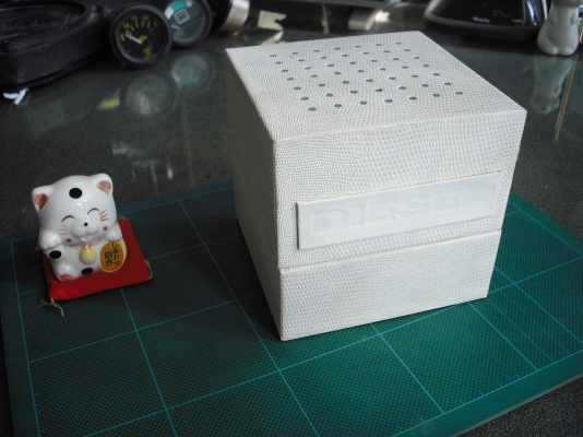 กล่องใส่นาฬิกา DIESEL สีขาว มือหนึ่ง สภาพสวย