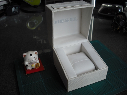 กล่องใส่นาฬิกา DIESEL สีขาว มือหนึ่ง สภาพสวย