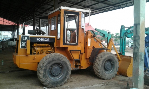 ขายรถตักล้อยาง KOBELCO  LK 300A เครื่องยนต์ MITSUBISHI 6 สูบ เลี้ยวเอว ขับเคลื่อน 2 เพลา ตักได้ประมาณ 1 คิว ปรับสภาพพร้อมใช้งาน รถเก่านอก มีเอกสาร ราคา 460,000 บาท