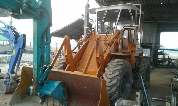 ขายรถตักล้อยาง KOBELCO  LK 300A เครื่องยนต์ MITSUBISHI 6 สูบ เลี้ยวเอว ขับเคลื่อน 2 เพลา ตักได้ประมาณ 1 คิว ปรับสภาพพร้อมใช้งาน รถเก่านอก มีเอกสาร ราคา 460,000 บาท