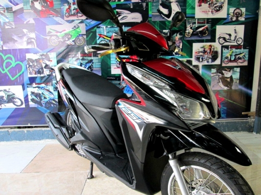 CLICK 125 i สีดำแดง เป็นโฉมใหม่รุ่นสุดท้ายก่อน เปลี่ยนไฟหน้าแอลอีดี แถม 4 รายการ 32900