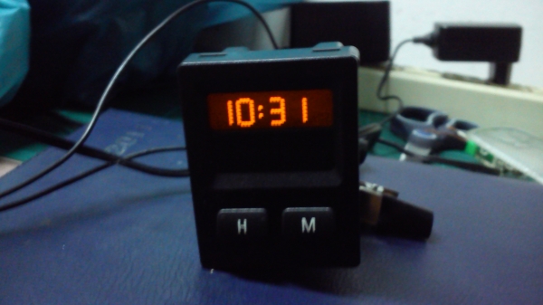 นาฬิกาดิจิตอล ของรถ BMW ทรงสี่เหลี่ยม