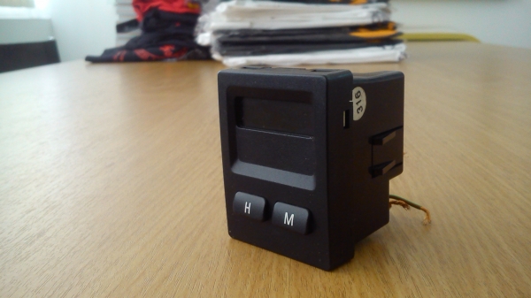 นาฬิกาดิจิตอล ของรถ BMW ทรงสี่เหลี่ยม