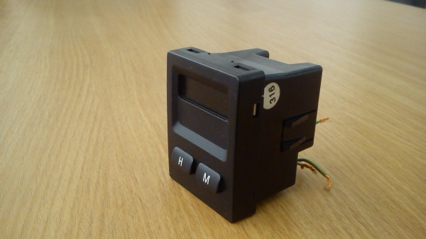 นาฬิกาดิจิตอล ของรถ BMW ทรงสี่เหลี่ยม