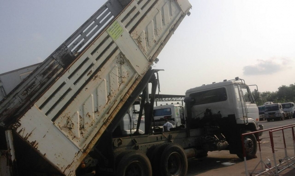 ขายถูกรถบรรทุกดั้ม 2 เพลา NISSAN UD CW430 M 290 แรง TURBO ขายถูกรถบรรทุกดั้ม 2 เพลา NISSAN UD CW430 M 290 แรง TURBO