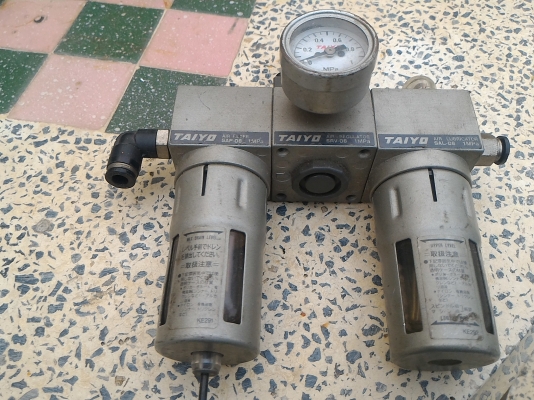 ชุดอปกรณ์ปรับปรุงคุณภาพลม มีตัวดักน้ำดักฝุ่น. มีตัวปรับตั้งแรงดันลม , มีตัวปล่อยฝอยละลองไปใรระบบลมเพื่อหล่อลื่นอุปกรณ์ต่างๆที่มีการเคลื่อนใหว