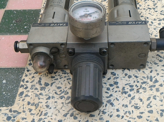 ชุดอปกรณ์ปรับปรุงคุณภาพลม มีตัวดักน้ำดักฝุ่น. มีตัวปรับตั้งแรงดันลม , มีตัวปล่อยฝอยละลองไปใรระบบลมเพื่อหล่อลื่นอุปกรณ์ต่างๆที่มีการเคลื่อนใหว