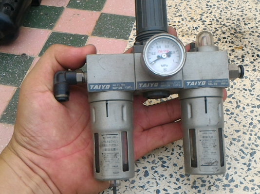 ชุดอปกรณ์ปรับปรุงคุณภาพลม มีตัวดักน้ำดักฝุ่น. มีตัวปรับตั้งแรงดันลม , มีตัวปล่อยฝอยละลองไปใรระบบลมเพื่อหล่อลื่นอุปกรณ์ต่างๆที่มีการเคลื่อนใหว