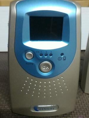 เครื่องเฝ้าคอยสั่งเกต ยี่ห้อ CENTURY เป็นระบบไร้สาย เห็นได้ทั้งภาพและเสียงของลูก มีระบบมองเห็นได้ในที่มืดๆ