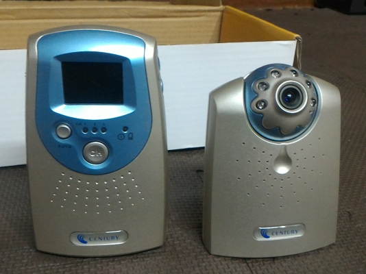 เครื่องเฝ้าคอยสั่งเกต ยี่ห้อ CENTURY เป็นระบบไร้สาย เห็นได้ทั้งภาพและเสียงของลูก มีระบบมองเห็นได้ในที่มืดๆ