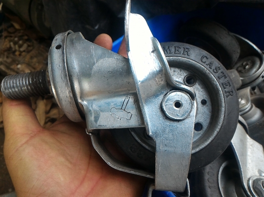 ล้อ ยี่ห้อ HAMMER จากญี่ปุ่น ขนาด 100 * 32 เป็นล้อแบบยึดด้วยก้านน้อต