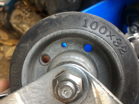 ล้อ ยี่ห้อ HAMMER จากญี่ปุ่น ขนาด 100 * 32 เป็นล้อแบบยึดด้วยก้านน้อต