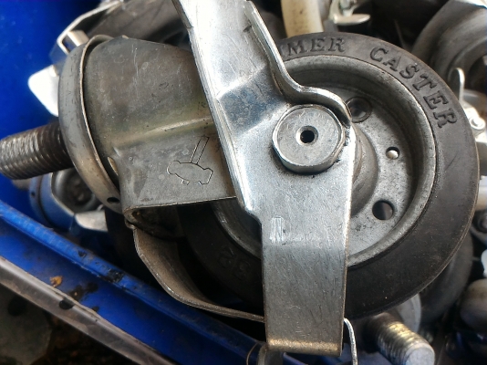 ล้อ ยี่ห้อ HAMMER จากญี่ปุ่น ขนาด 100 * 32 เป็นล้อแบบยึดด้วยก้านน้อต