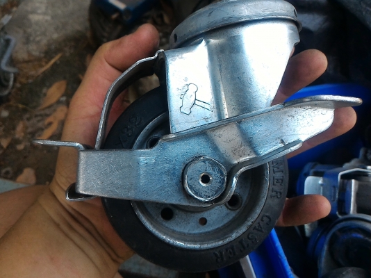 ล้อ ยี่ห้อ HAMMER จากญี่ปุ่น ขนาด 100 * 32 เป็นล้อแบบยึดด้วยก้านน้อต