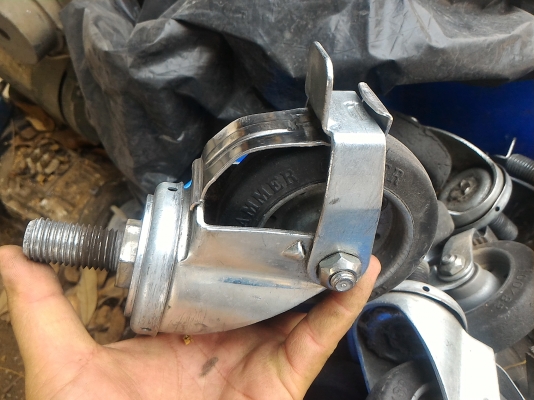 ล้อ ยี่ห้อ HAMMER จากญี่ปุ่น ขนาด 100 * 32 เป็นล้อแบบยึดด้วยก้านน้อต