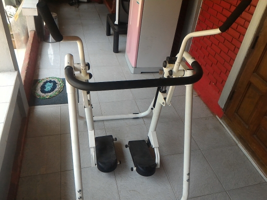 เครื่องออกกำลังกายแบบก้าวเดินจากญี่ปุ่นแบบเหมือนการก้าวเดินจริงๆ ปรับแรงต้านได้ มีก้านมือให้จับปรับสูงต่ำได้ โครงสร้างเหล็กแข็งแรง