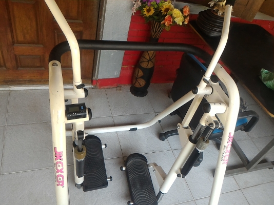 เครื่องออกกำลังกายแบบก้าวเดินจากญี่ปุ่นแบบเหมือนการก้าวเดินจริงๆ ปรับแรงต้านได้ มีก้านมือให้จับปรับสูงต่ำได้ โครงสร้างเหล็กแข็งแรง