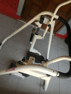 เครื่องออกกำลังกายแบบก้าวเดินจากญี่ปุ่นแบบเหมือนการก้าวเดินจริงๆ ปรับแรงต้านได้ มีก้านมือให้จับปรับสูงต่ำได้ โครงสร้างเหล็กแข็งแรง