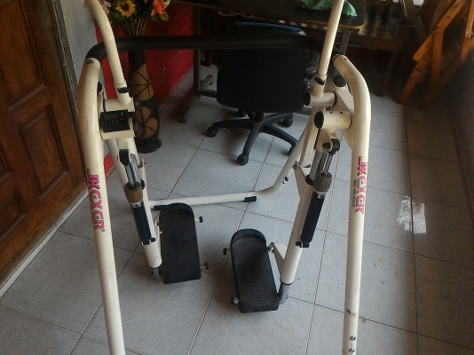 เครื่องออกกำลังกายแบบก้าวเดินจากญี่ปุ่นแบบเหมือนการก้าวเดินจริงๆ ปรับแรงต้านได้ มีก้านมือให้จับปรับสูงต่ำได้ โครงสร้างเหล็กแข็งแรง