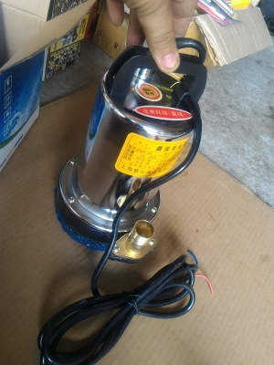 ปั๊มน้าจุ่มแช่ ไดโว่ แบบใช้ไฟกระแสตรง DC 12 V. ขนาด 220 W. ขนาดท่อส่ง 1 นิ้ว ได้ปริมาณน้ำ 10,000 ลิตร/ ชั่วโมง ดันขึ้นได้สูง 8 เมตร