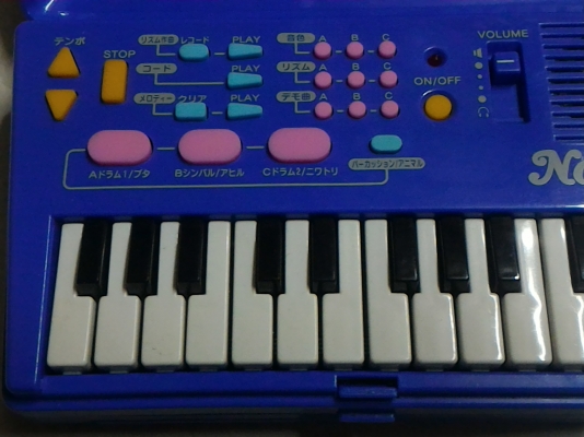 คีย์บอร์ดเครื่องดนตรีขนาดเล็กพกพาไปไหนๆได้จากญี่ปุ่น มีจังหวะต่างๆ ทำนอง และเสียงเครื่องดนตรีให้เลือกเหมือนเครื่องใหญ่
