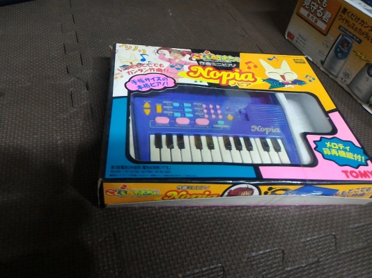 คีย์บอร์ดเครื่องดนตรีขนาดเล็กพกพาไปไหนๆได้จากญี่ปุ่น มีจังหวะต่างๆ ทำนอง และเสียงเครื่องดนตรีให้เลือกเหมือนเครื่องใหญ่