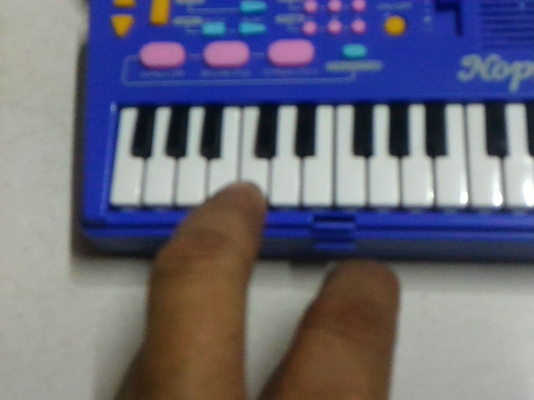 คีย์บอร์ดเครื่องดนตรีขนาดเล็กพกพาไปไหนๆได้จากญี่ปุ่น มีจังหวะต่างๆ ทำนอง และเสียงเครื่องดนตรีให้เลือกเหมือนเครื่องใหญ่