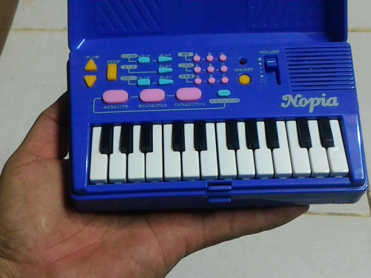 คีย์บอร์ดเครื่องดนตรีขนาดเล็กพกพาไปไหนๆได้จากญี่ปุ่น มีจังหวะต่างๆ ทำนอง และเสียงเครื่องดนตรีให้เลือกเหมือนเครื่องใหญ่